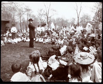 Kinder beobachten einen Unterhalter am Arbor Day im Tompkins Square Park, New York, 1904 von Byron Company